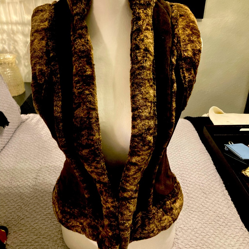 Gorgeous faux fur and suede vest. Very versatile. Super soft and comfortable!!!!